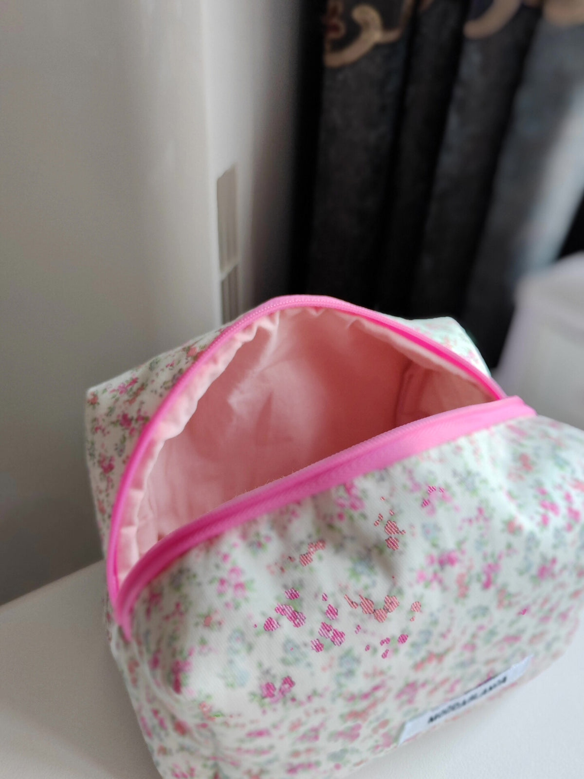 Handgemaakte opberg etui met roze bloemenprint