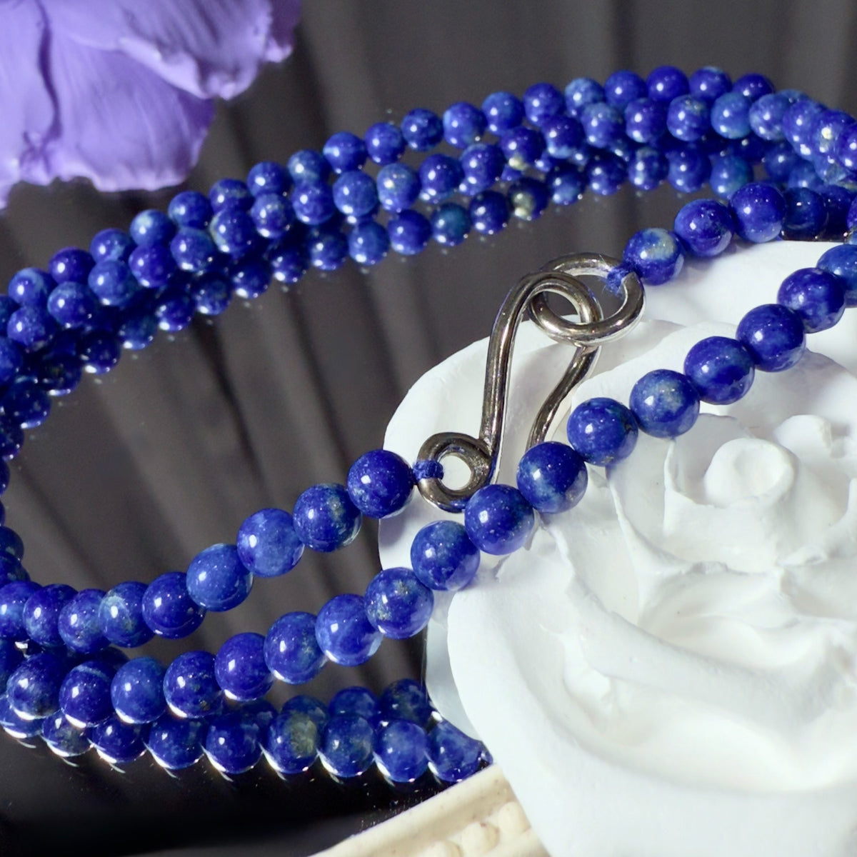 Naturligt halsband med lapis lazuli-pärlor i 925 silver
