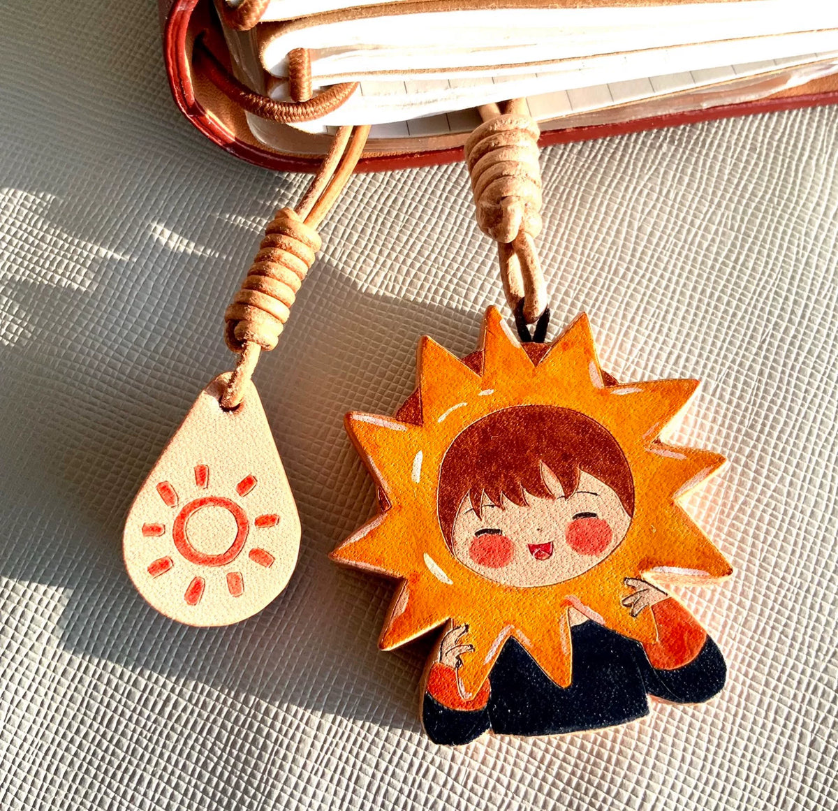 Handbeschilderd Leren Zon Charm Set