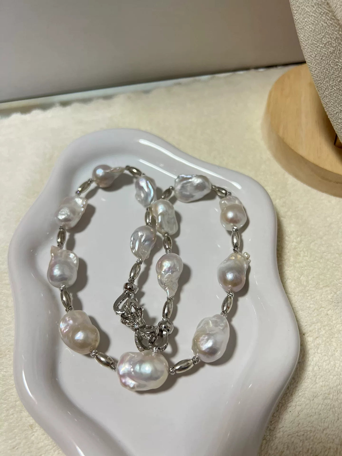 Collana con Perle Barocche Fatta a Mano con Inserti Argentati
