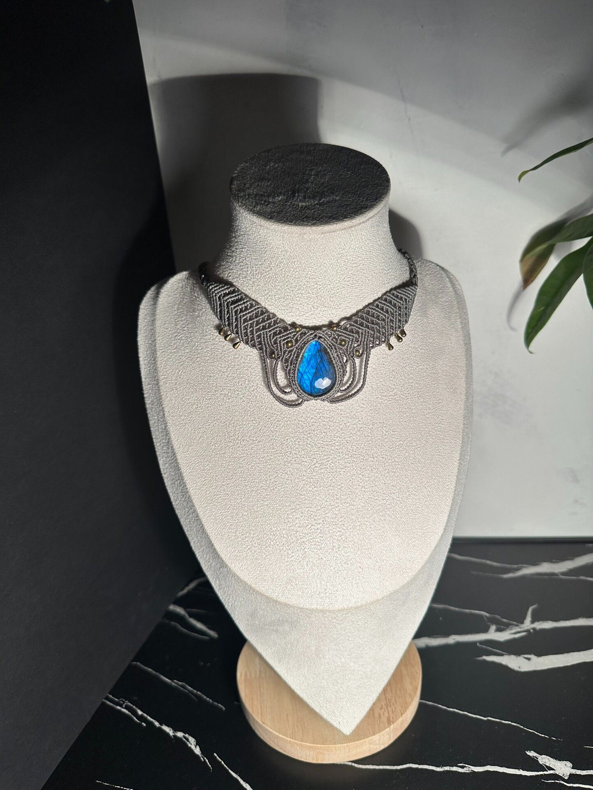 Colar Gargantilha de Macramé com Labradorite Azul em Gota Feito à Mão