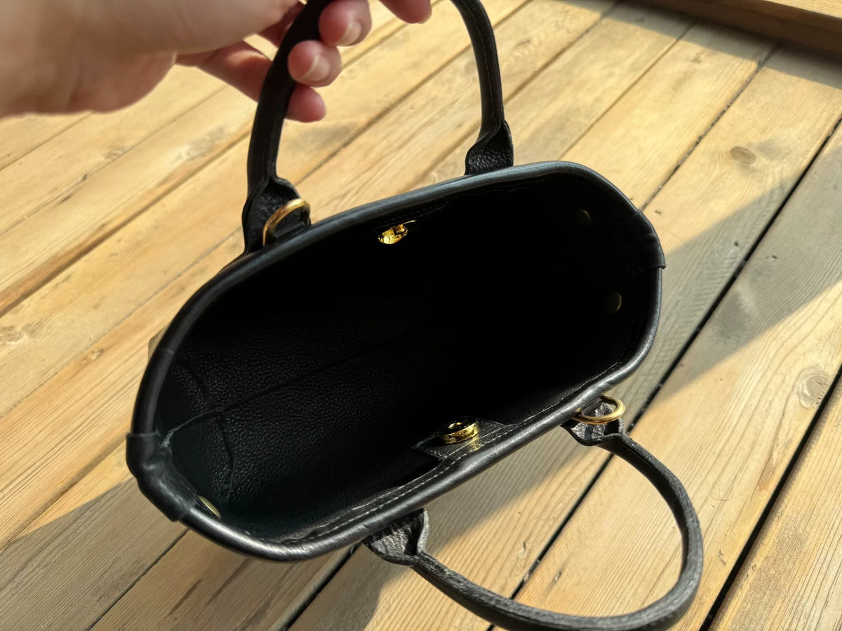Handgenaaide zwarte leren mini tote tas