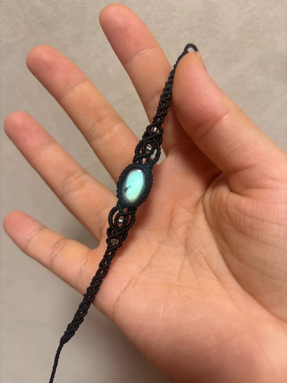 Pulsera de Cordón Tejido con Macramé y Labradorita