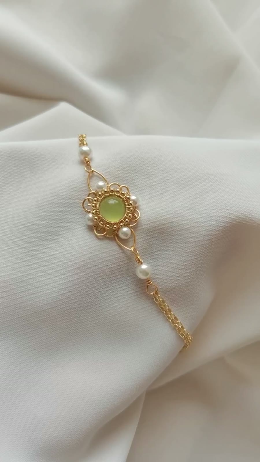 Armband med prehnit och lindad tråd, guldfärgad