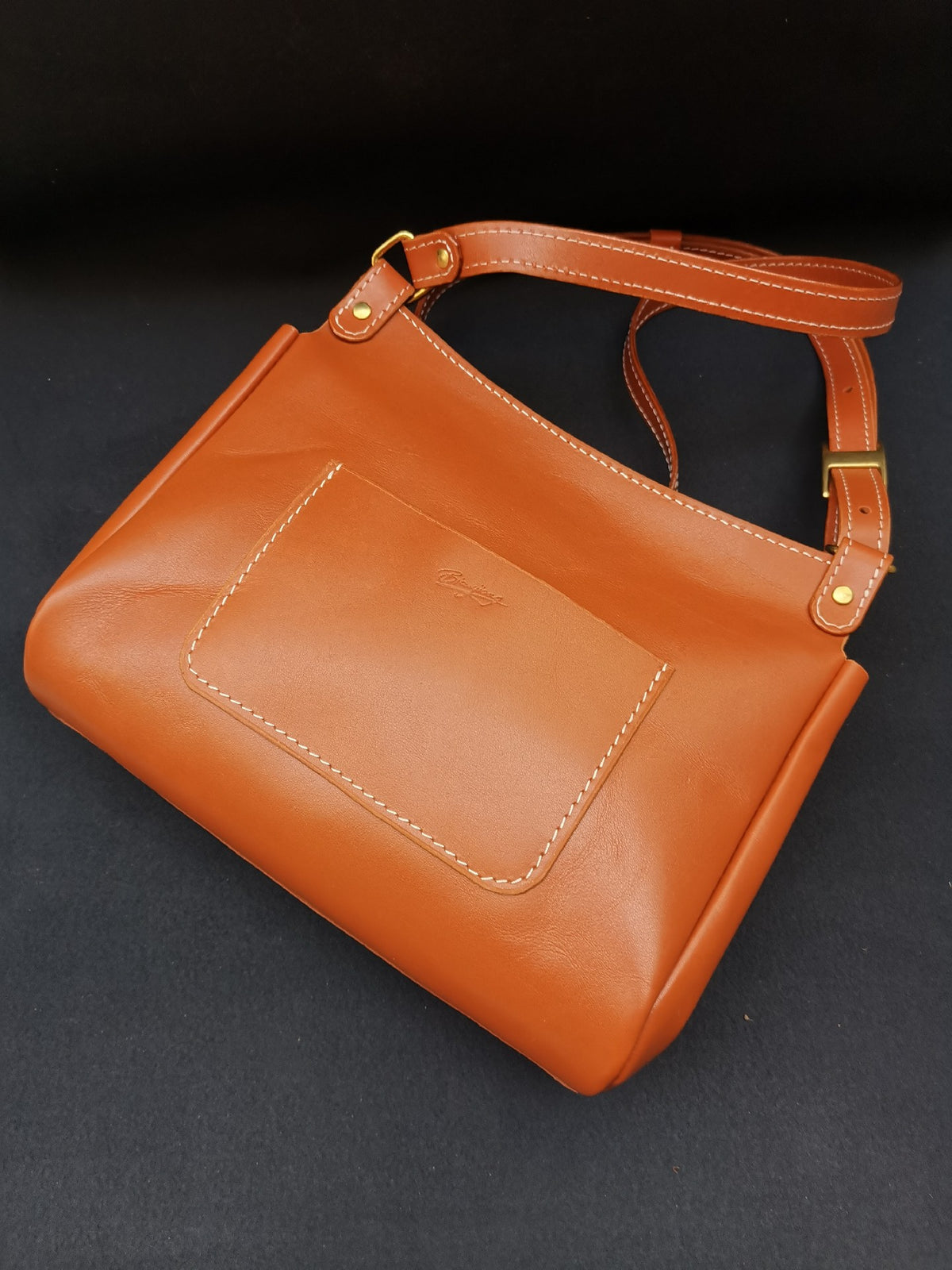 Borsa a spalla a scomparto unico in cuoio color tan
