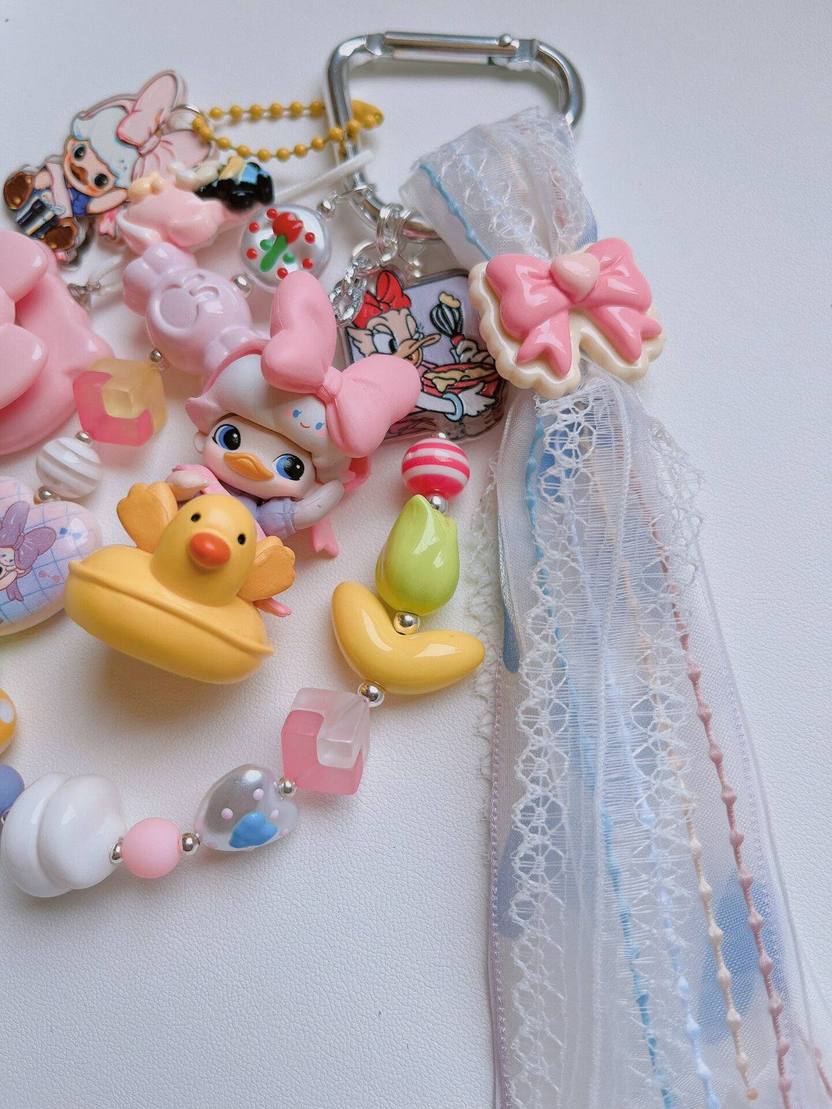 Chaveiro e Pingente de Mala com Personagem Pato
