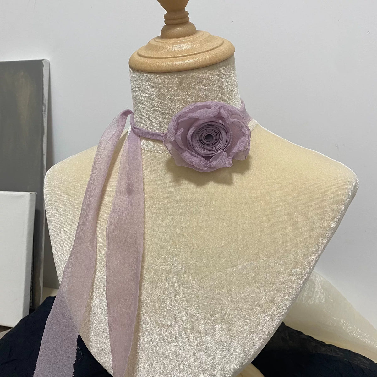 Collier choker en rose en tissu violet fait main