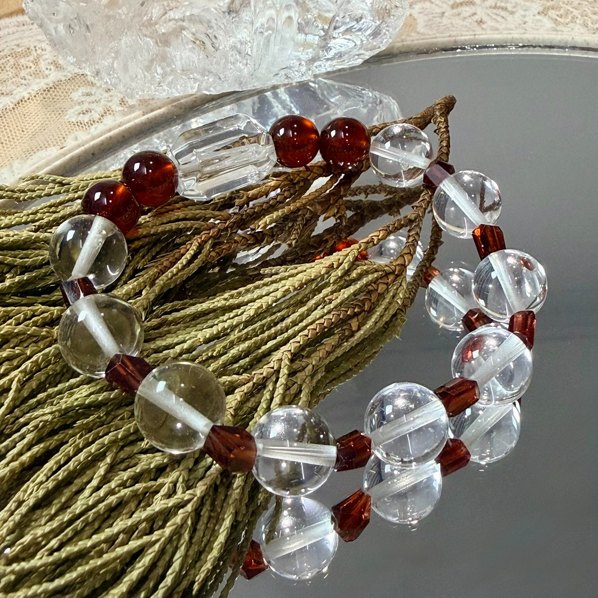 Naturligt armband med klarkvarts och granat