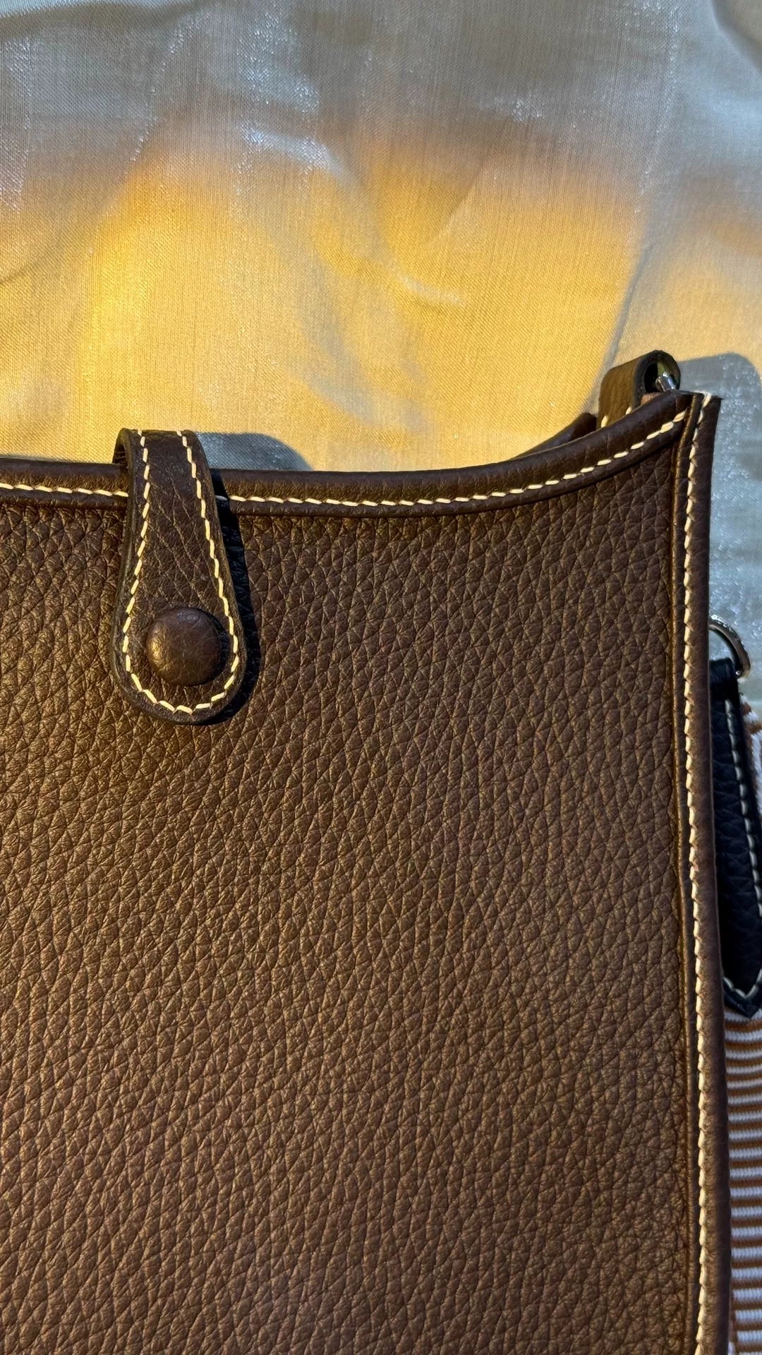 Handgefertigte Mini-Umhängetasche Evelyne aus Togo-Leder