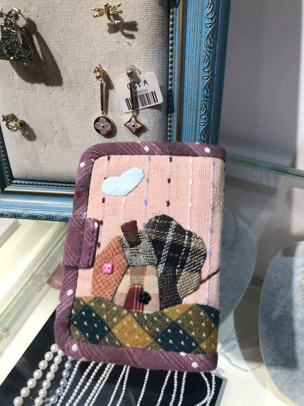 Portacarte artigianale in tessuto patchwork con applicazione bambina