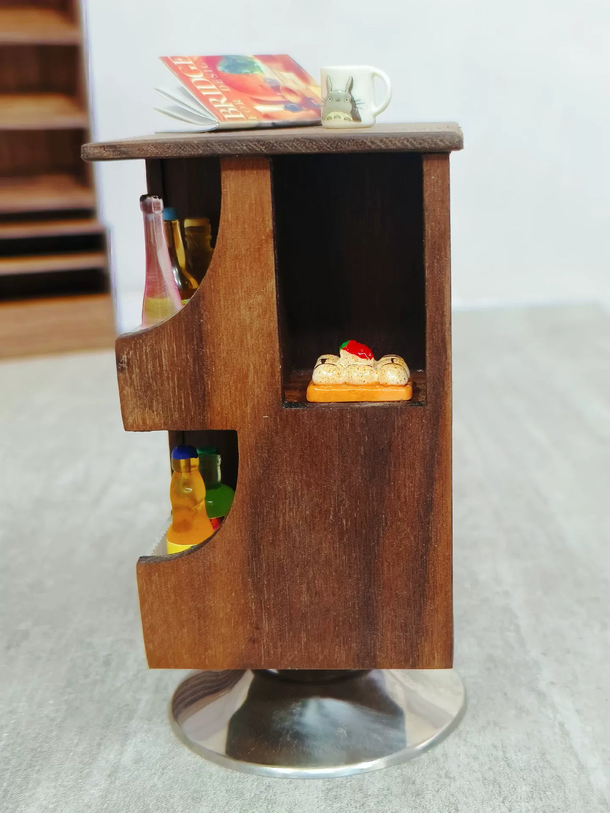 Meuble miniature rotatif en noyer à l'échelle 1:12