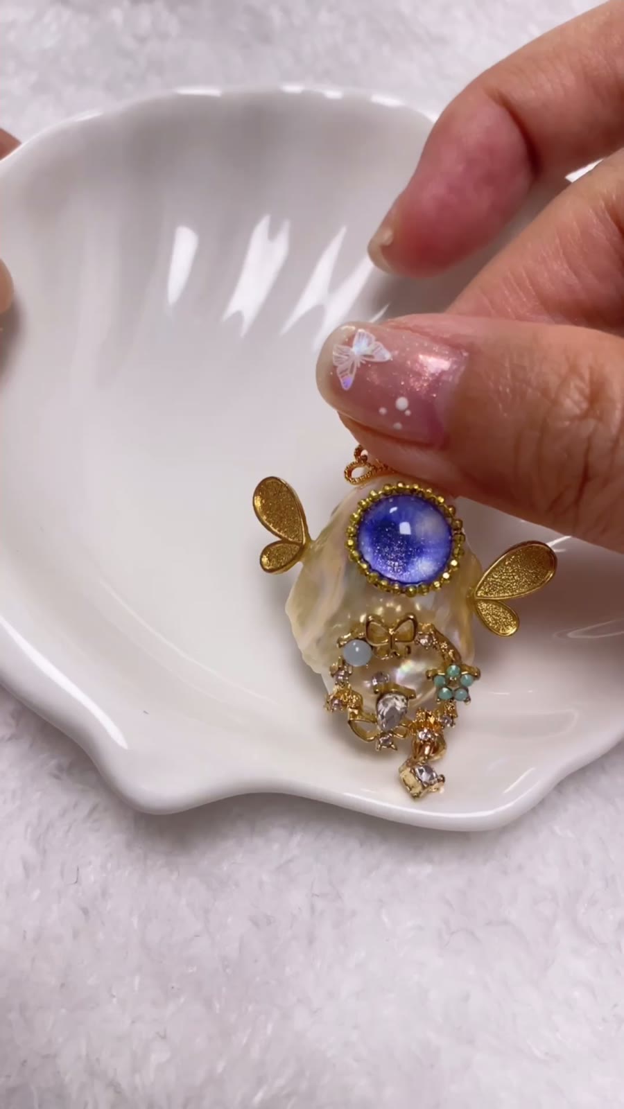 Dije de monstruo con perla barroca y corona