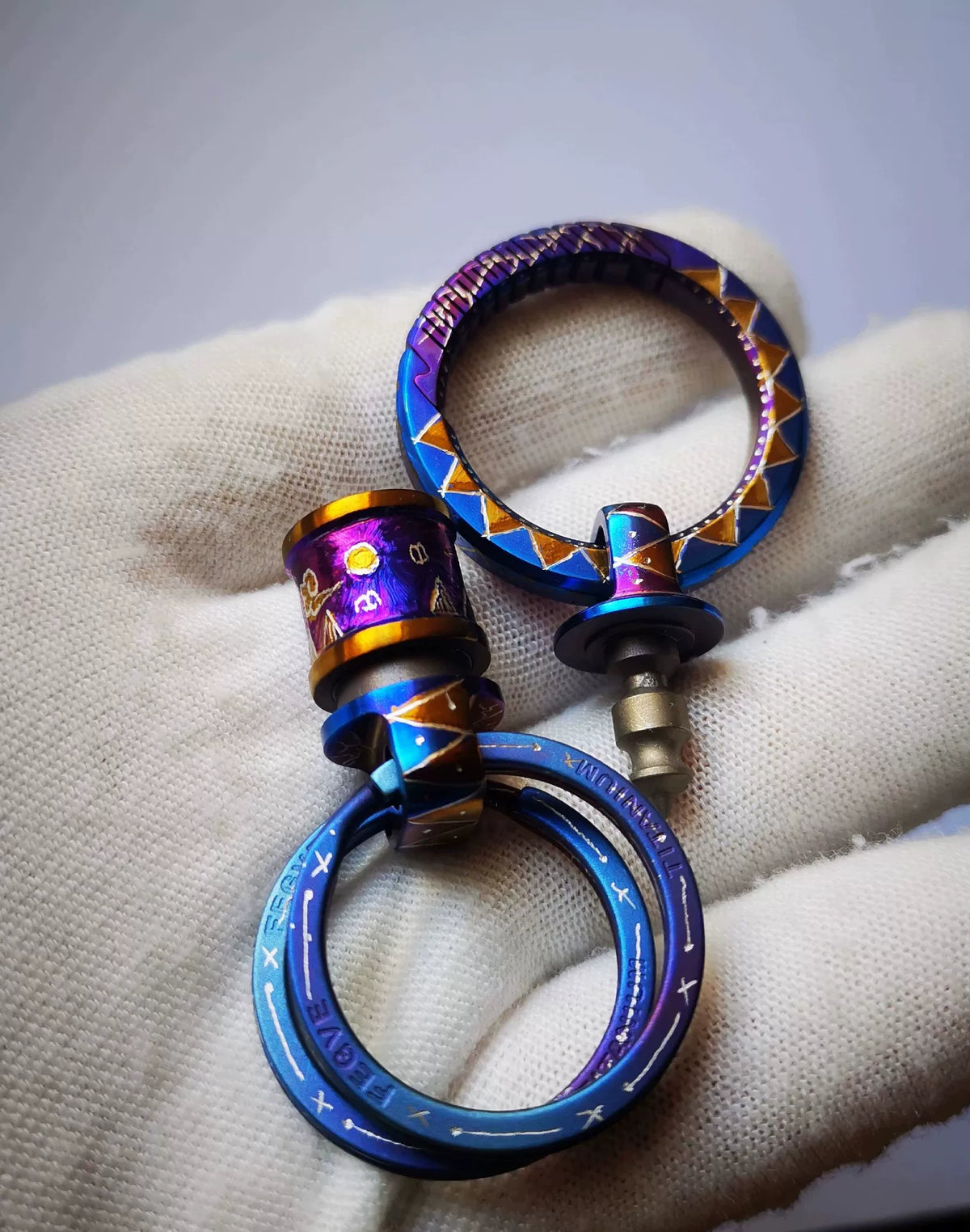 Titan-Fidget-Schlüsselanhänger mit irisierender anodisierter Himmelsgravur