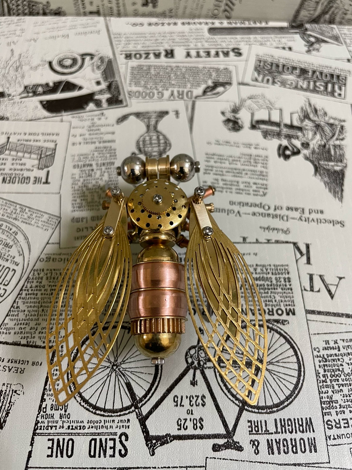 Ornement de bureau mouche mécanique steampunk en laiton