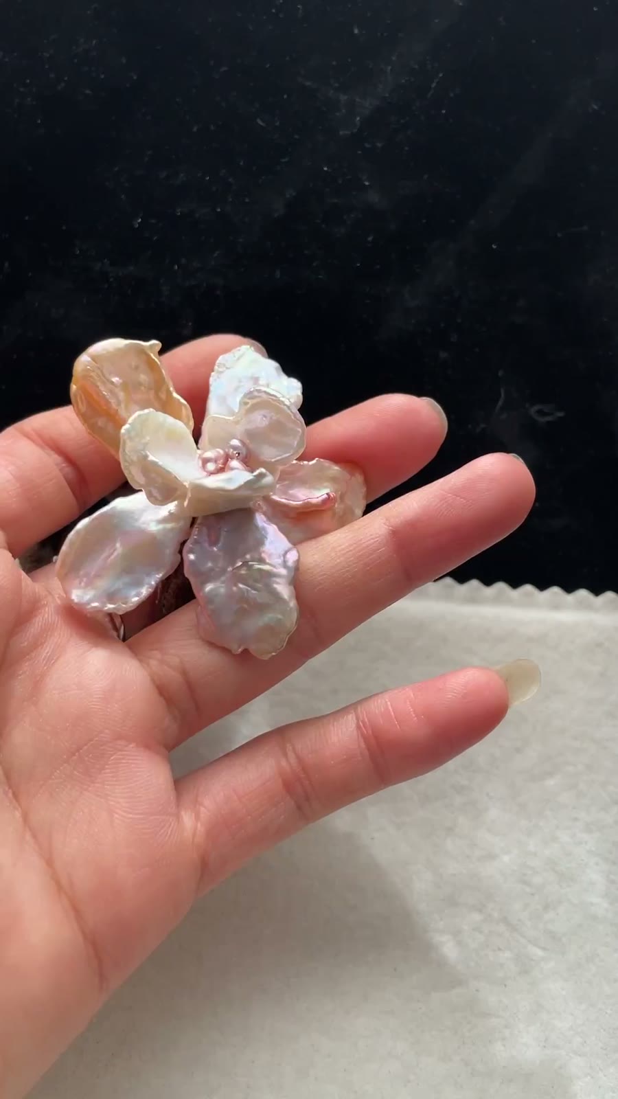 Élastique à cheveux fleur en perles baroques brun