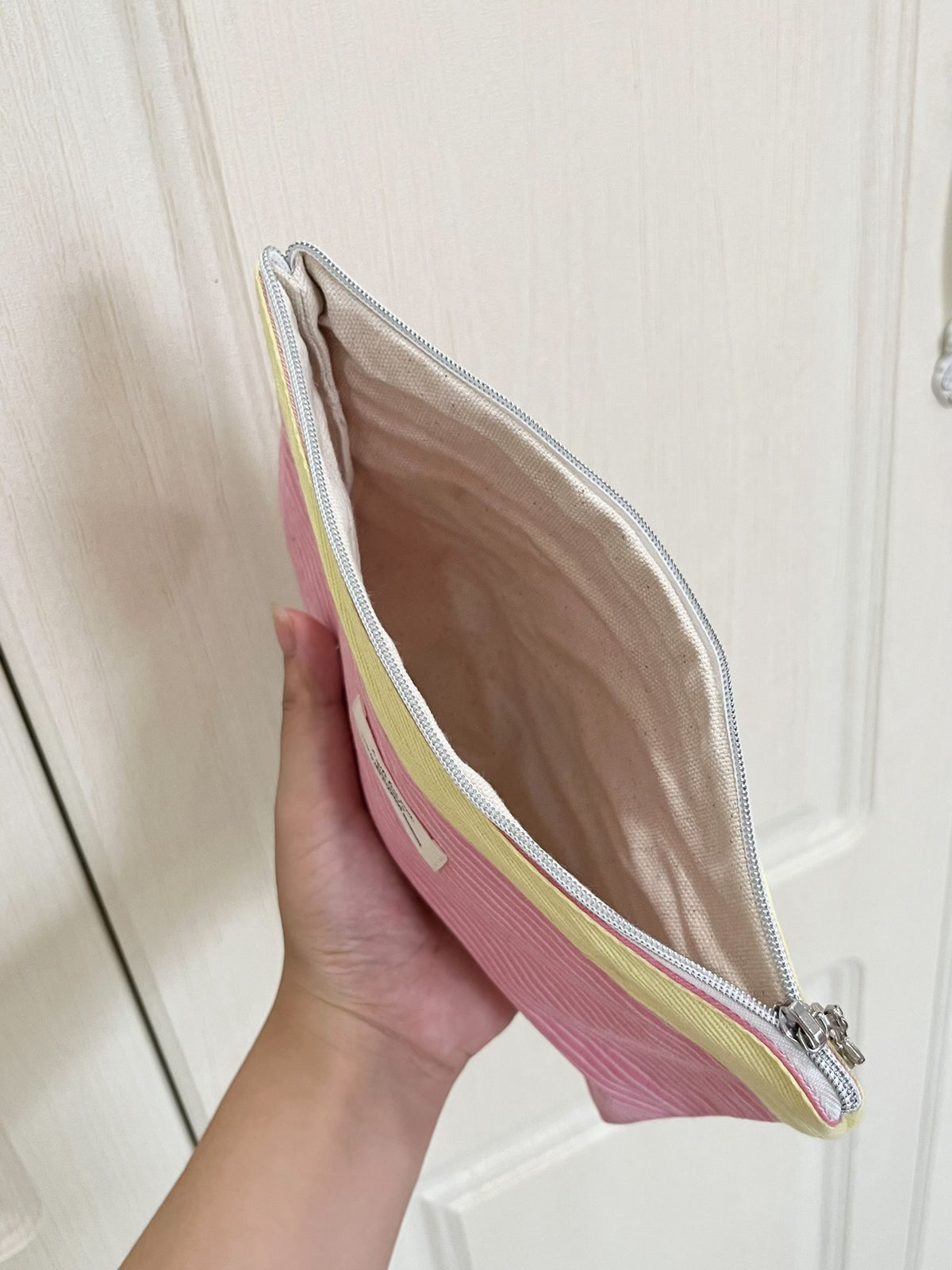 Estuche de algodón hecho a mano con rayas rosa y amarillo