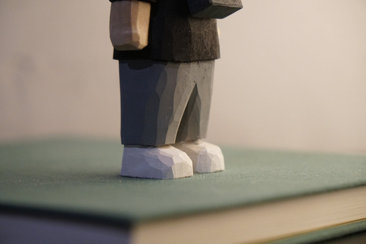Handgeschnitzte Holzfigur mit Kamera