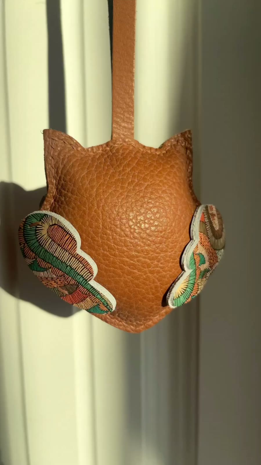 Pingente de coruja em couro castanho