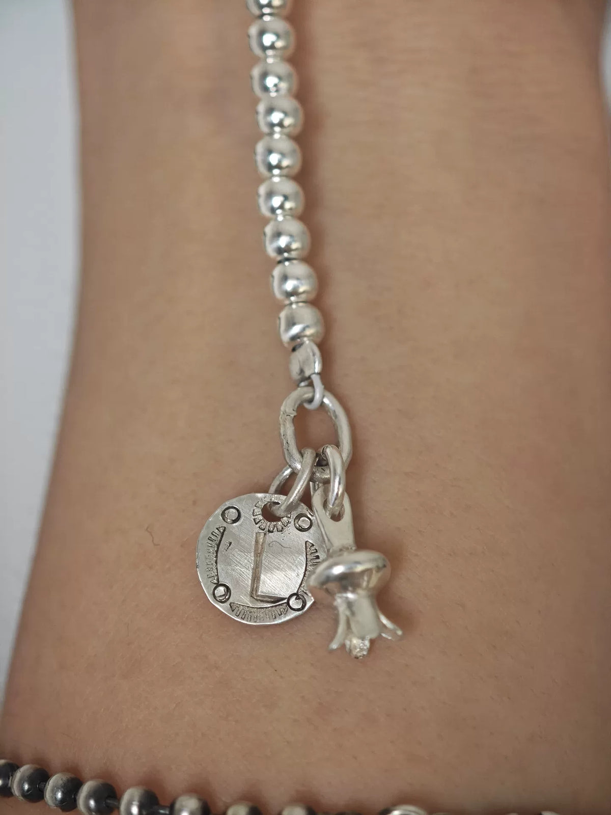 S925 Silber 4mm Perlenarmband mit Buchstabenanhänger