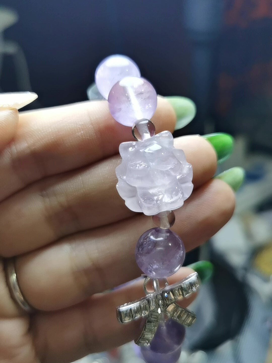 Armband i lila ametist med rosa rävshäng