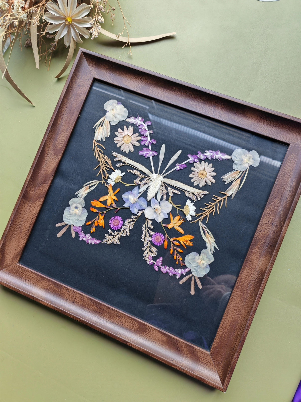 Quadro con farfalla in fiori pressati e cornice in legno