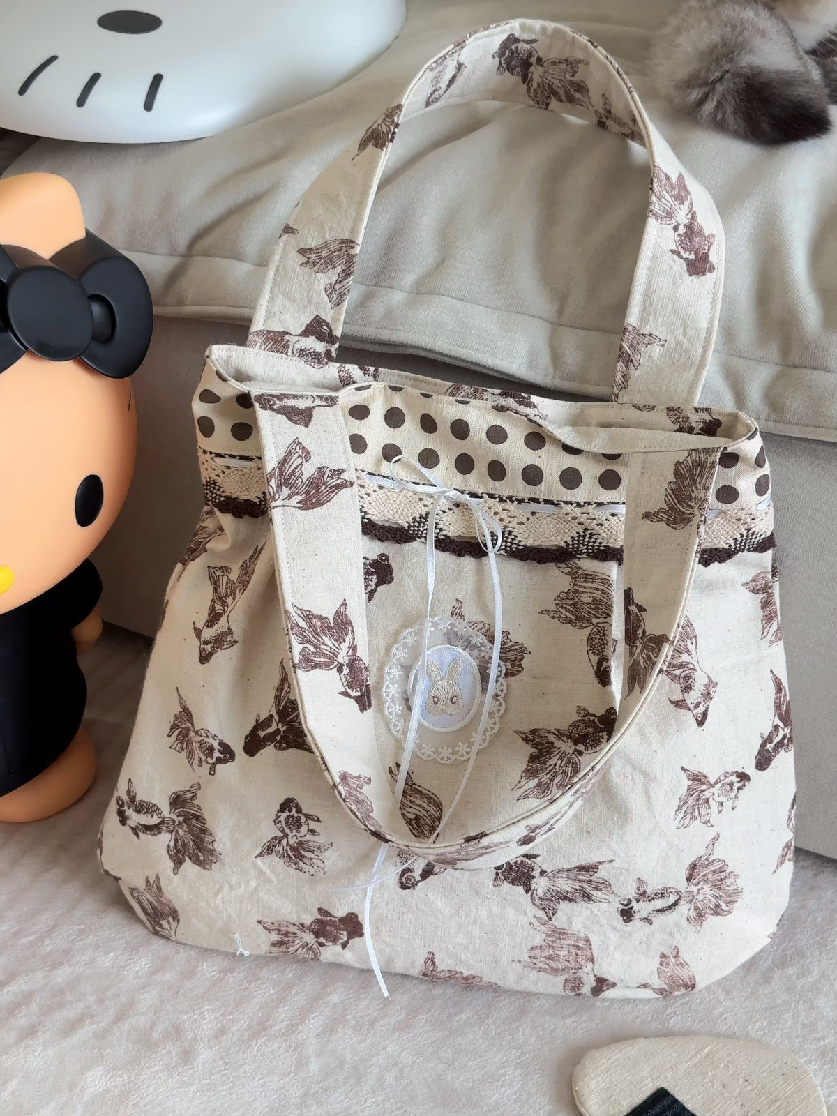Borsa a spalla con stampa pesci rossi marrone caffè