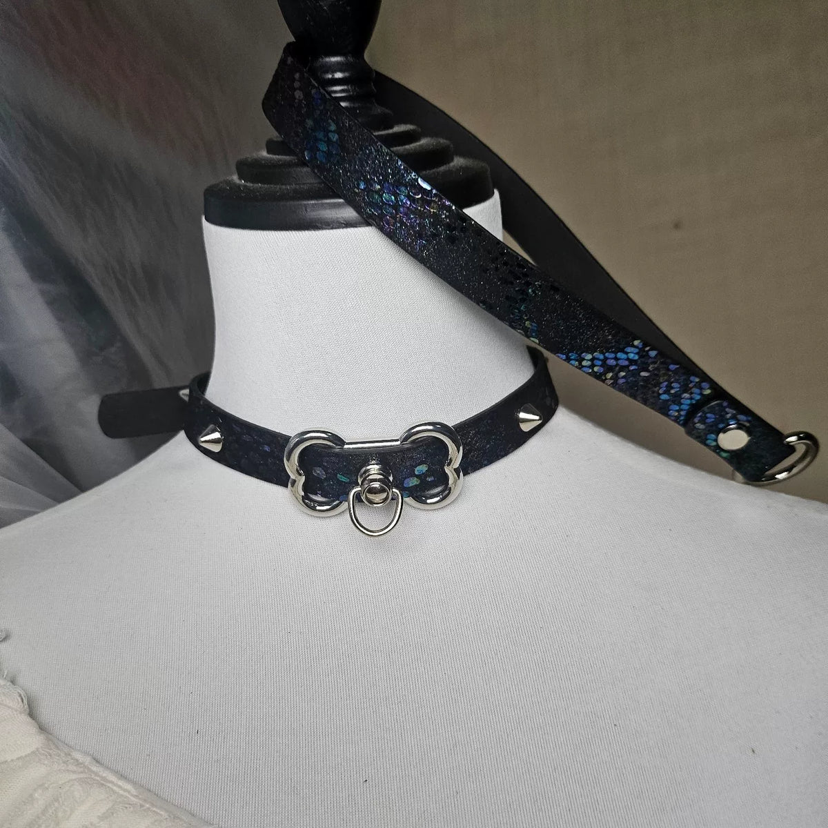 Choker de Couro com Estampa de Cobra e Fivela Horsebit