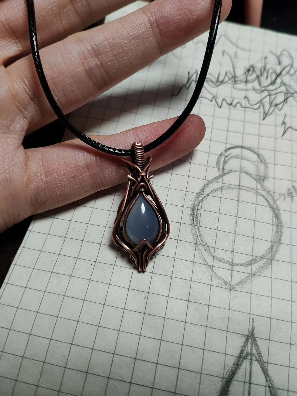 Colgante de gota de calcedonia morada y alambre de cobre