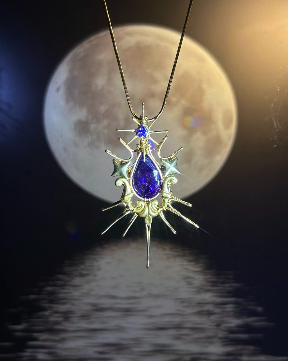 Ciondolo corona con zircone viola avvolto in filo d'ottone