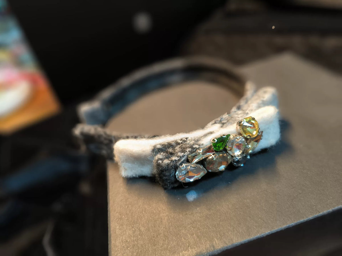 Filzhaarband mit Glassteinen