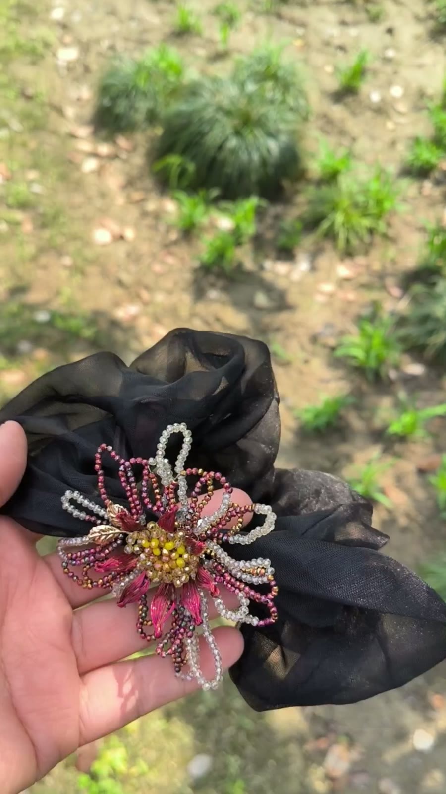 Set aus Haarscrunchie und Blumenbroche mit Kristallperlen