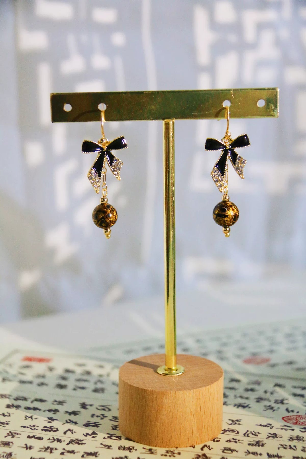 Boucles d'oreilles pendantes nacre laque noir et or