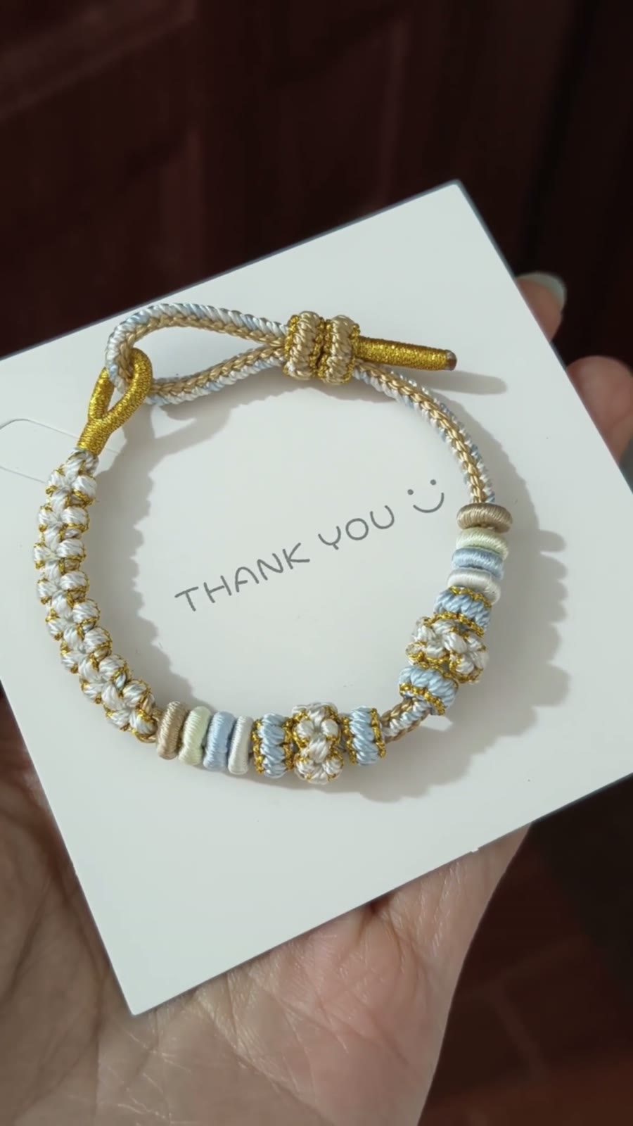 Pulseira Tecida à Mão Roxa Branco e Dourado com Nó de Flor de Pêssego