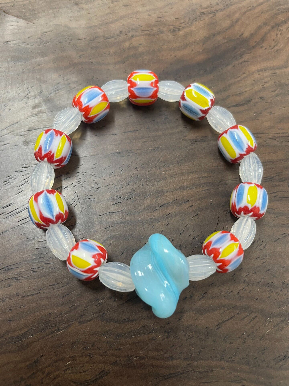 Glasperlenarmband blaue gedrehte Perle