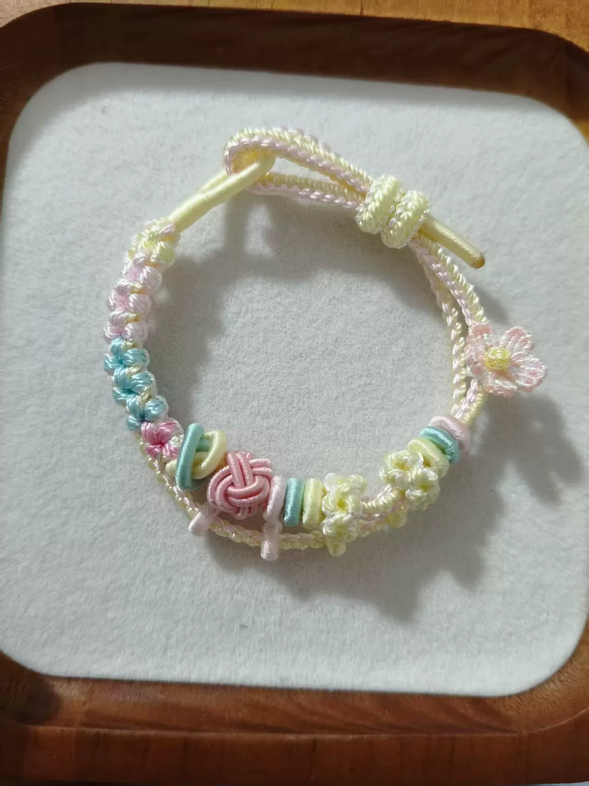 Handvävt armband av snöre med gradient och blomdetaljer