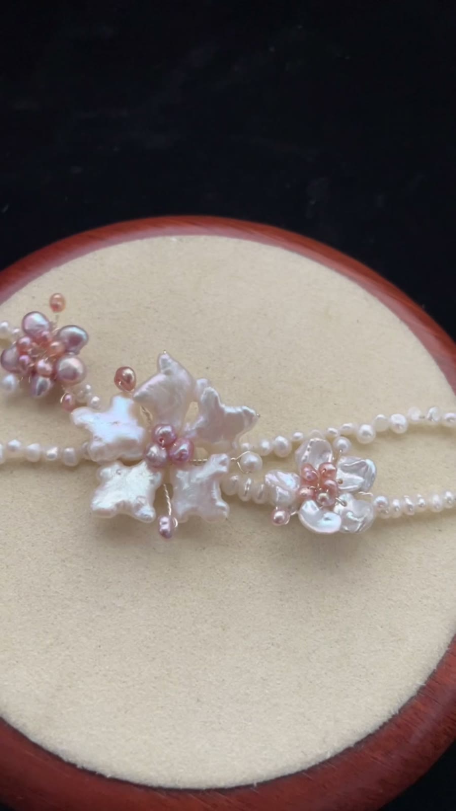 Bracelet fleur de lys en perles naturelles