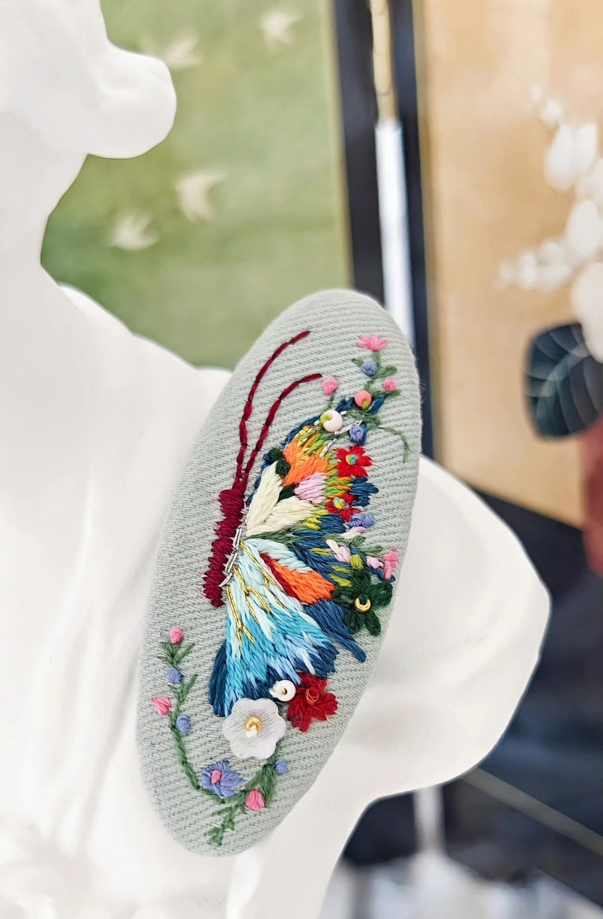 ハンドメイド 刺繍蝶 セージグリーン ヘアクリップ