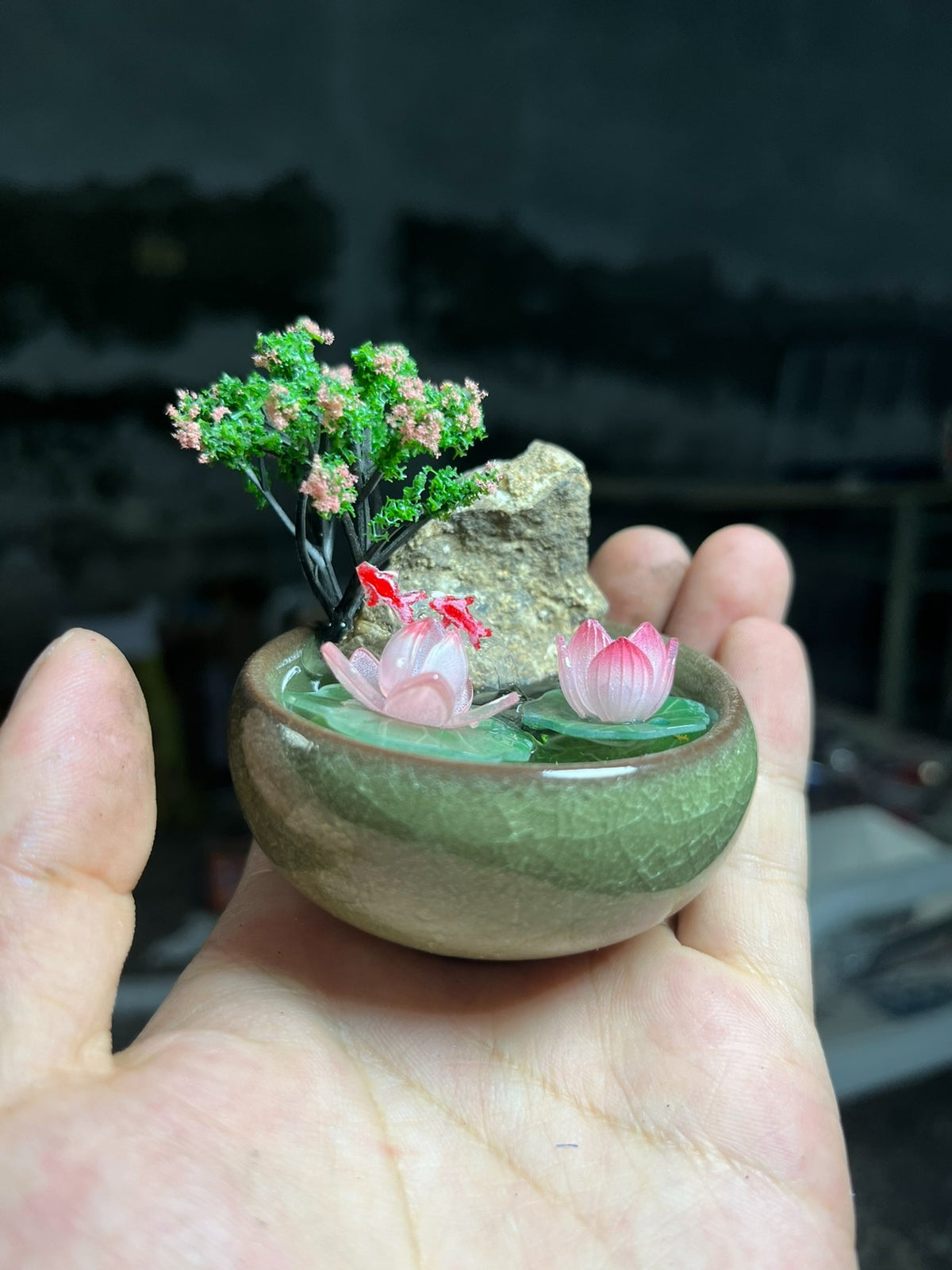 Lotus en koi keramisch miniatuur-landschapornament