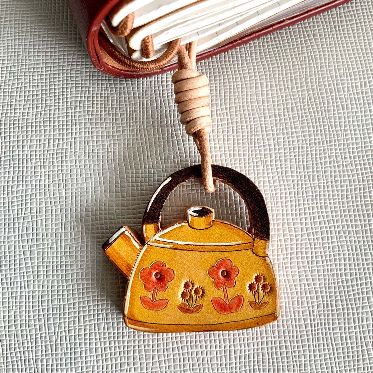 Handgesneden lederen charm set
