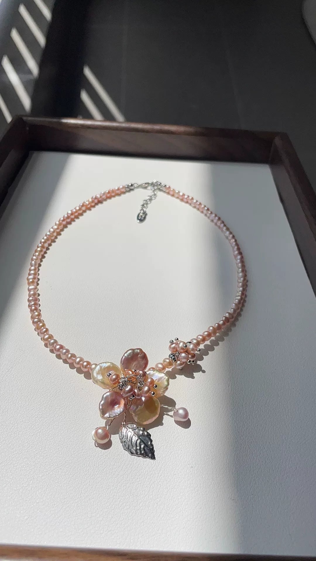 Collier fleur en perles baroque rose
