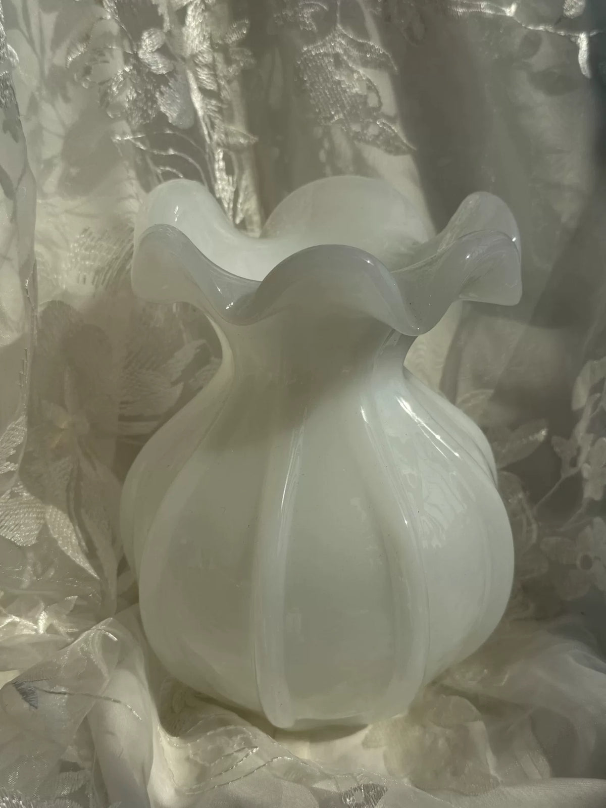 Vintage-Glasvase in weißer Jade mit Blütenrand