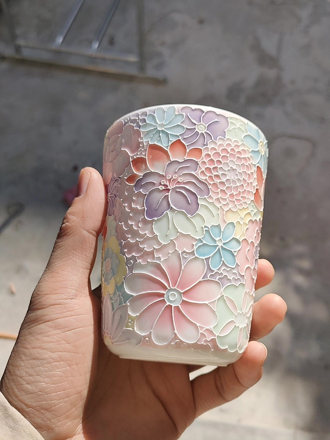 Jade-Ton Millefleur Reisebecher, handbemalt