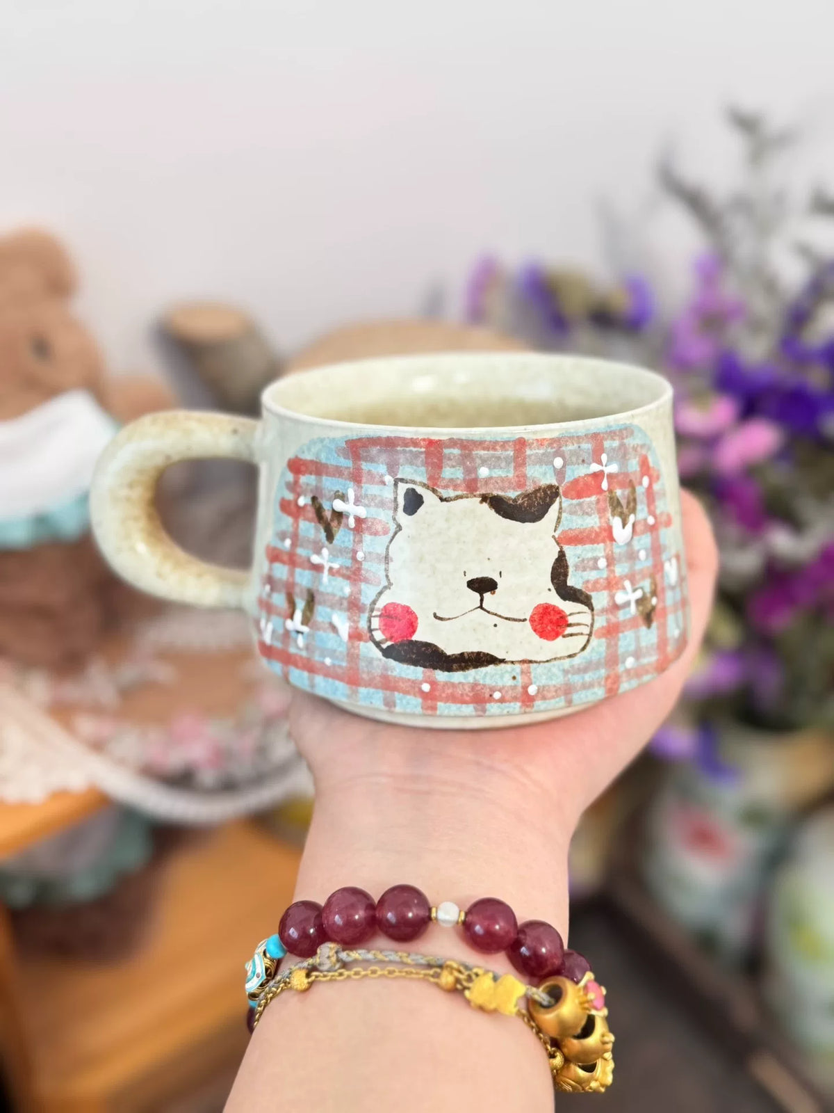 Handgefertigte Keramiktasse mit Katzenmotiv und Karomuster