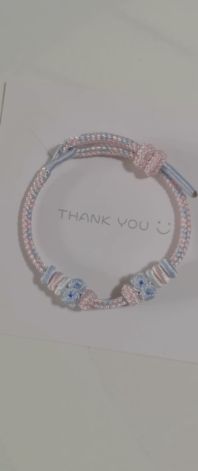 Handgjort flätat armband rosa blå gradient