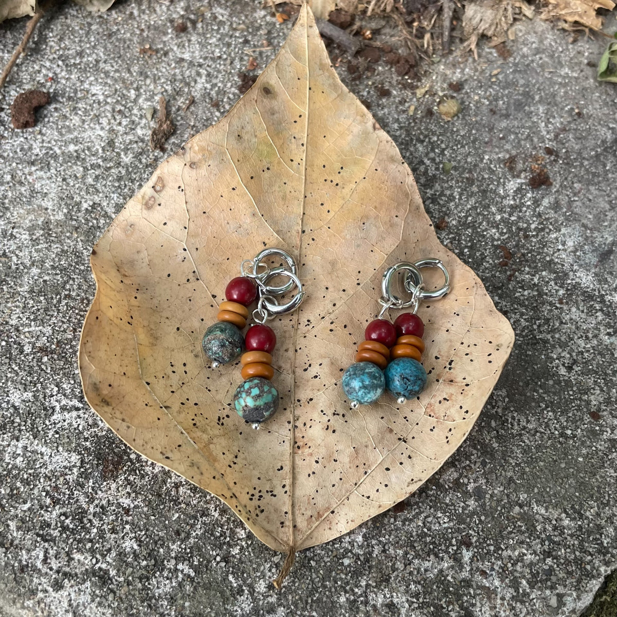 Coppia di orecchini in turchesse e cinabro stile tibetano