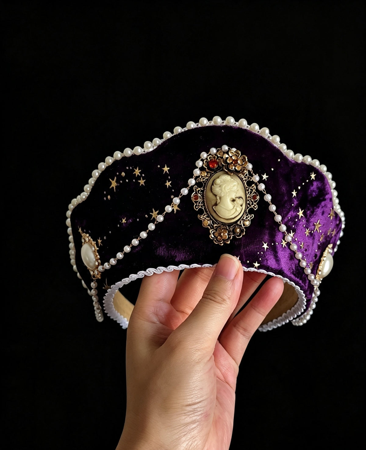 Paarse fluwelen kokoshnik-kroon met gouden sterren