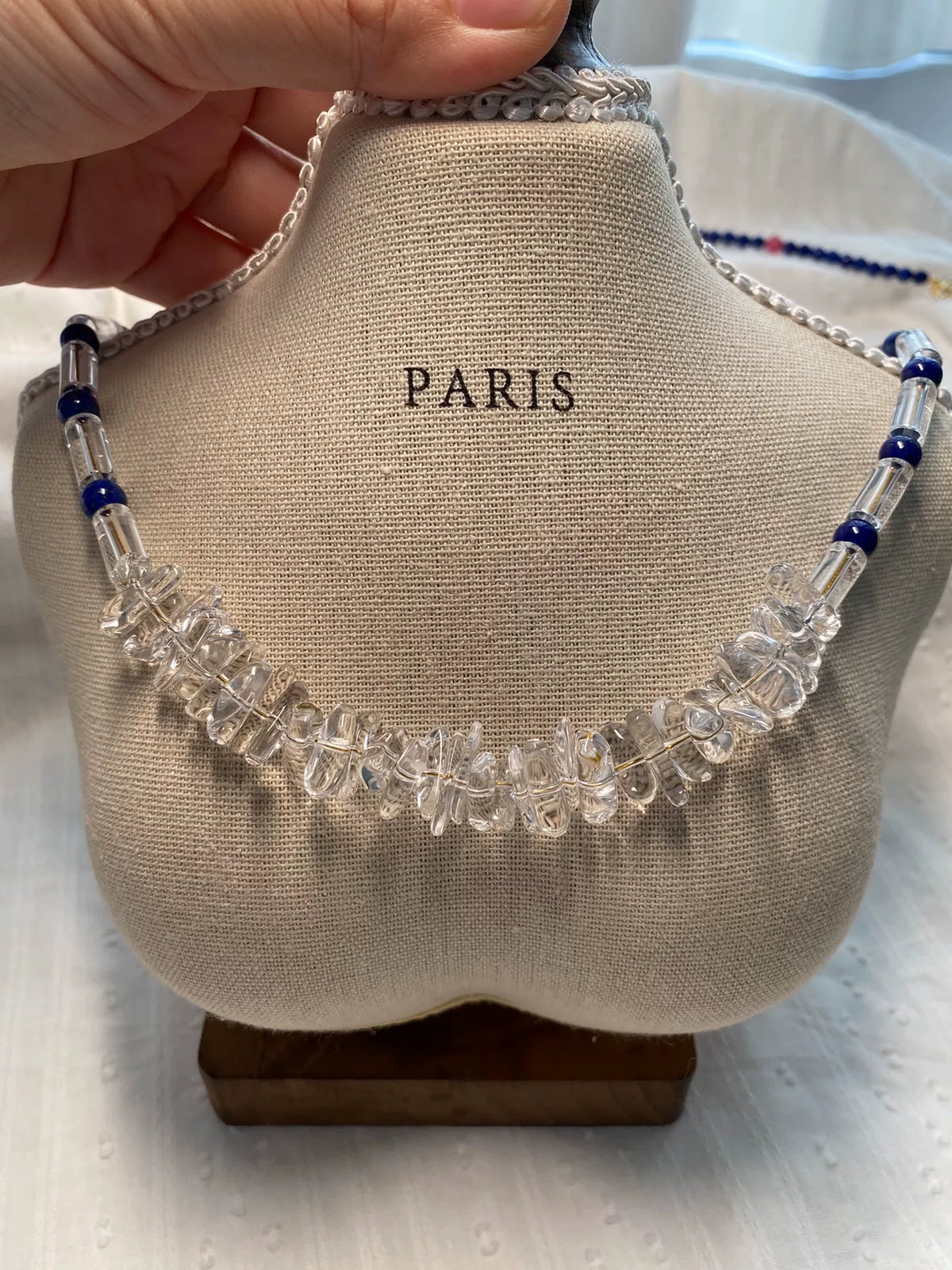 Collier de perles lapis-lazuli et cristal blanc