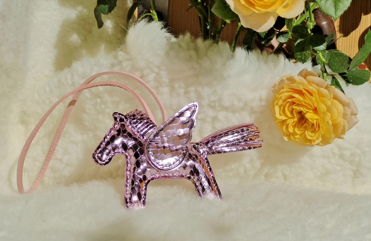 Väskprydnad med Pegasus i rosa drakkmönstrat läder