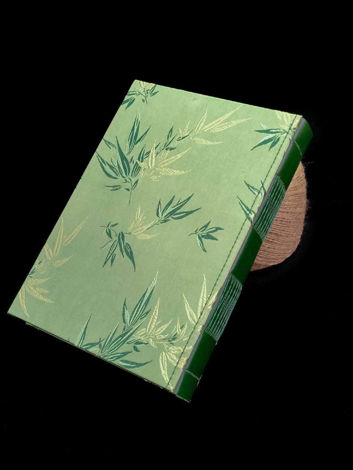 Cuaderno de brocado con hojas de bambú y cubierta de piel vacuna
