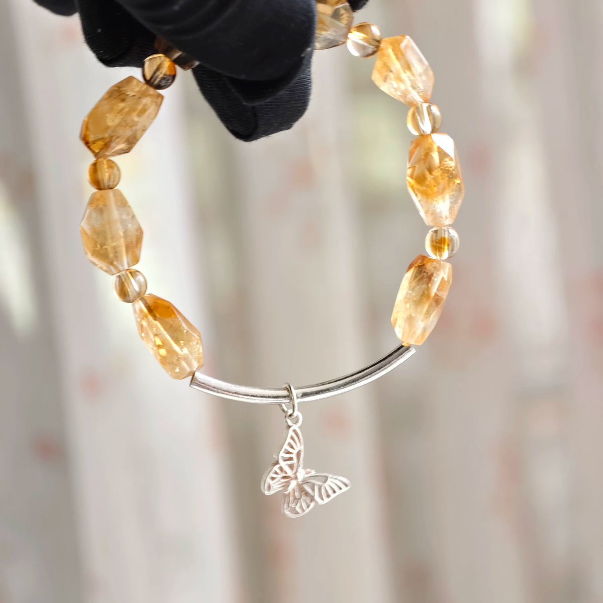 Armband med citrinpärlor i tornform och fjjäril i silver